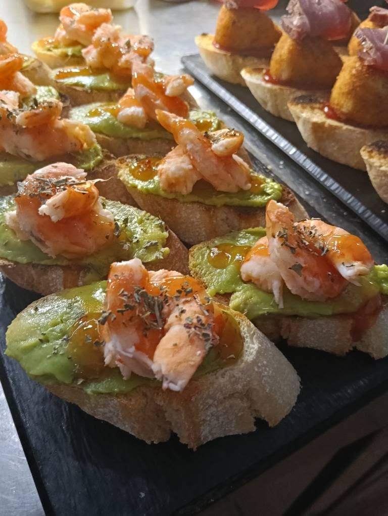 Cheese skewers with crispy ham