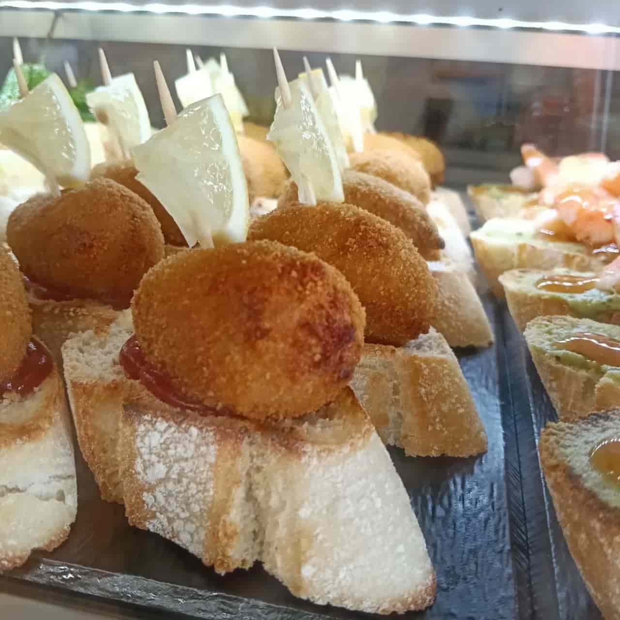 Omelette skewer with padrón pepper